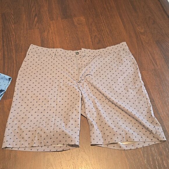 Bundle of adidas, shorts, two great condition, like neil, never worn size, dirty - Picture 7 of 11